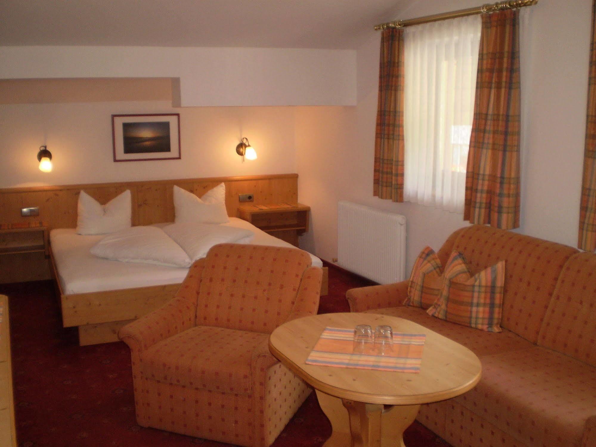 Apart Hotel Garni Strasser Цел ам Цилер Екстериор снимка