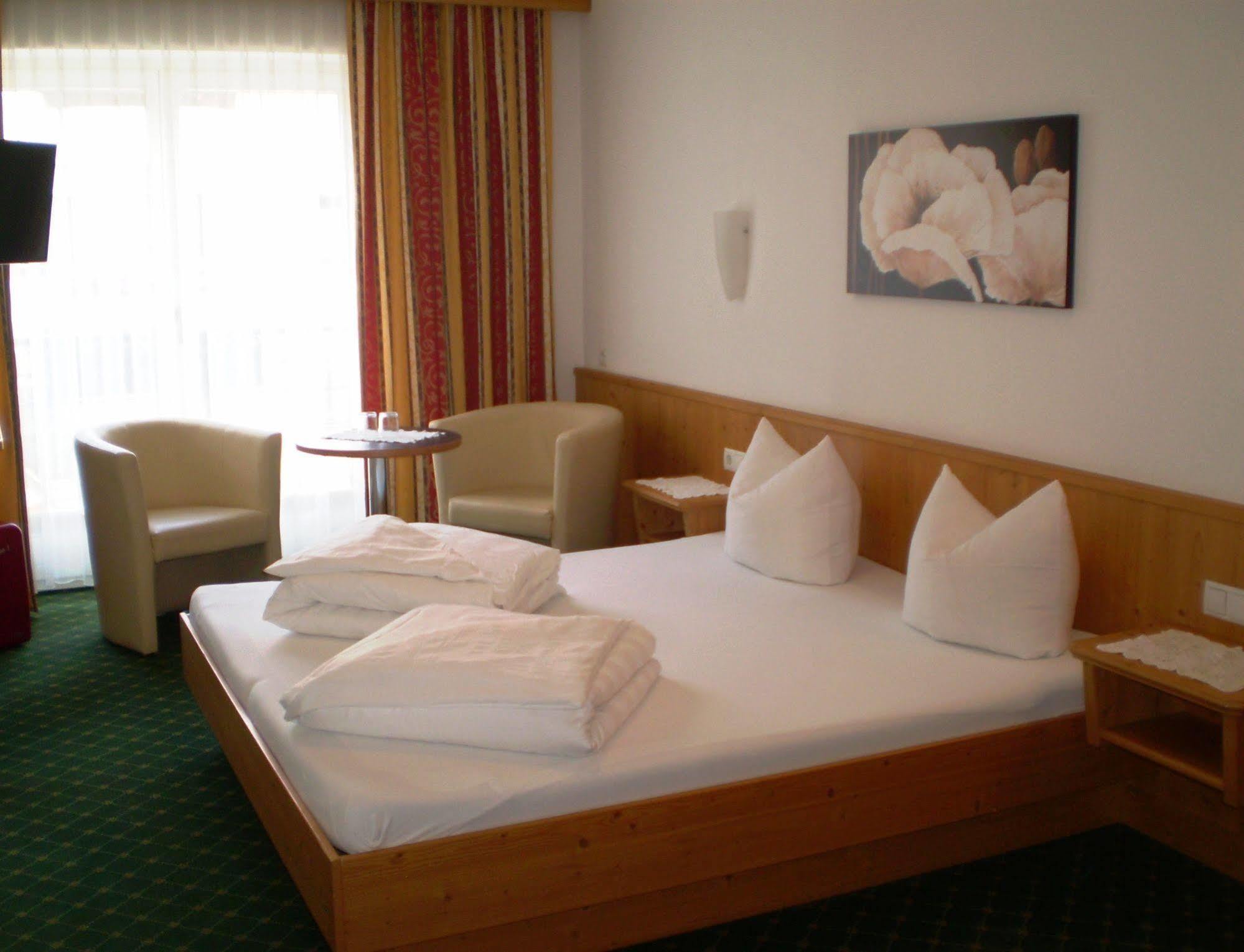 Apart Hotel Garni Strasser Цел ам Цилер Екстериор снимка